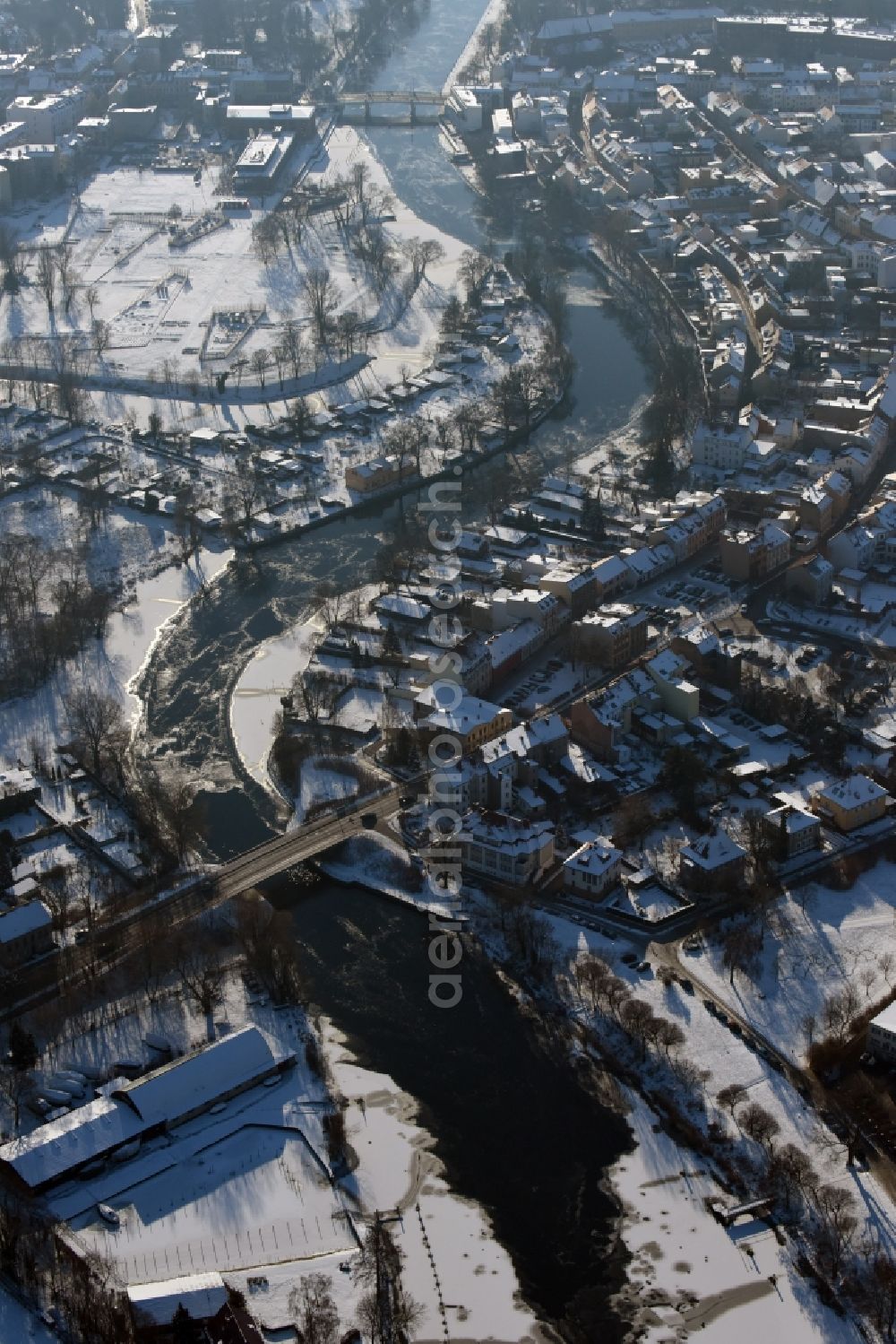 Aerial image Brandenburg an der Havel - Wintry snowy townscape with streets and houses of the residential areas along the course of the river Brandenburger Niederhavel in Brandenburg an der Havel in the state Brandenburg