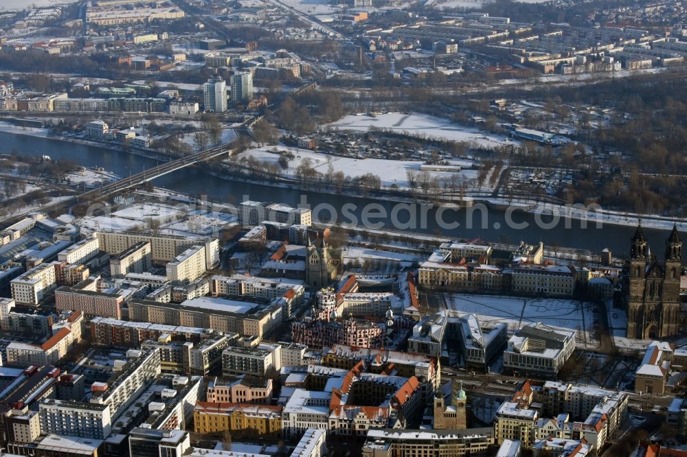 Aerial image Magdeburg - Wintry snowy townscape along the course of the river Elbe with streets and houses of the residential areas and art museum Kloster Unser Lieben Frauen the Hotel artHOTEL designed by Friedensreich Hundertwasser as well as the cathedral square in Magdeburg in the state Saxony-Anhalt