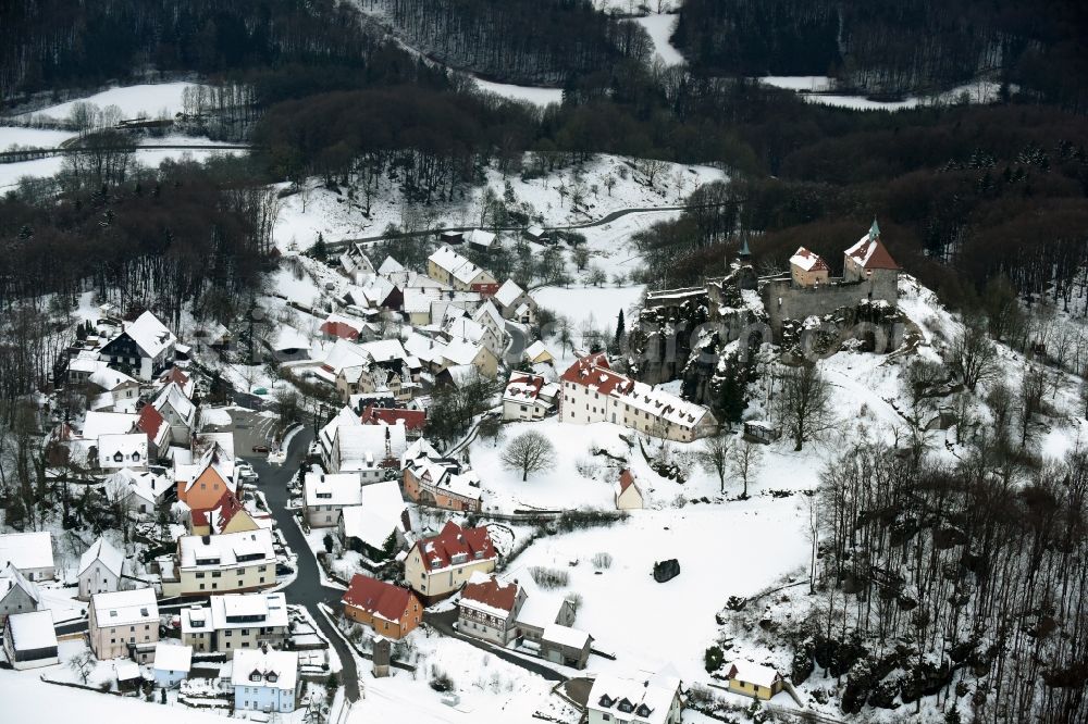 Aerial photograph Kirchensittenbach - Wintry snowy townscape with streets and houses of the residential areas in Hohenstein in the state Bavaria