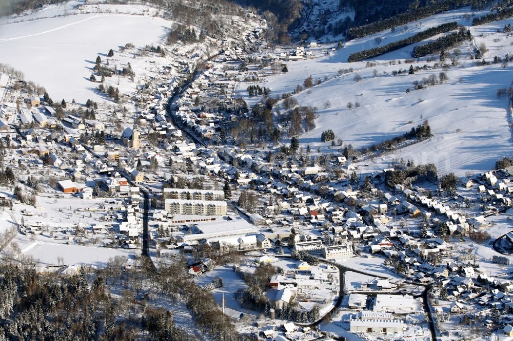 Aerial image Oberweißbach/Thüringer Wald - Wintry snowy townscape with streets and houses of the residential areas in Oberweissbach/Thueringer Wald in the state Thuringia