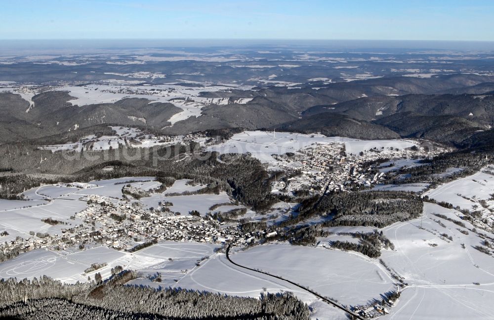 Oberweißbach/Thüringer Wald from the bird's eye view: Wintry snowy townscape with streets and houses of the residential areas in Oberweissbach/Thueringer Wald in the state Thuringia