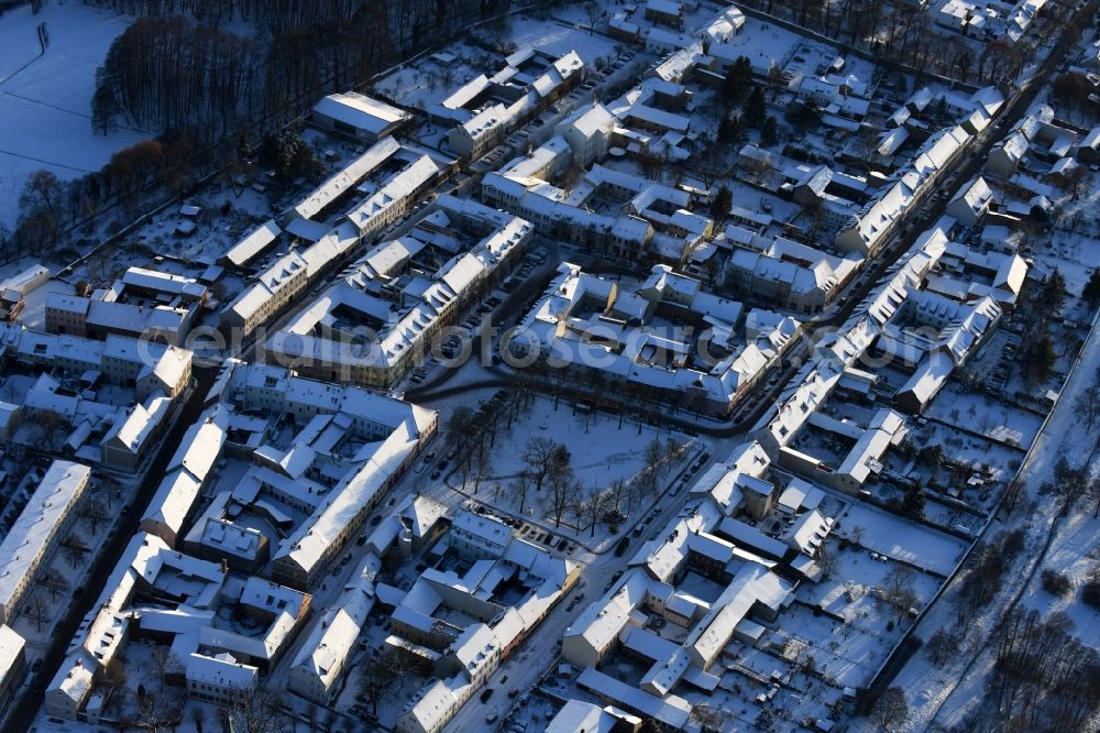 Altlandsberg from the bird's eye view: Wintry snowy Town View of the streets and houses of the residential areas in the district Altlandsberg in Altlandsberg in the state Brandenburg