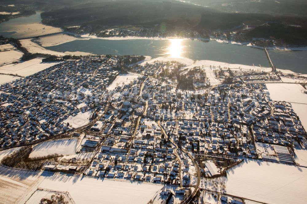 Möhnesee from above - Wintry snowy townscape with streets and houses of the residential areas in the district Koerbecke at the Moehne lake in Moehnesee in the state North Rhine-Westphalia