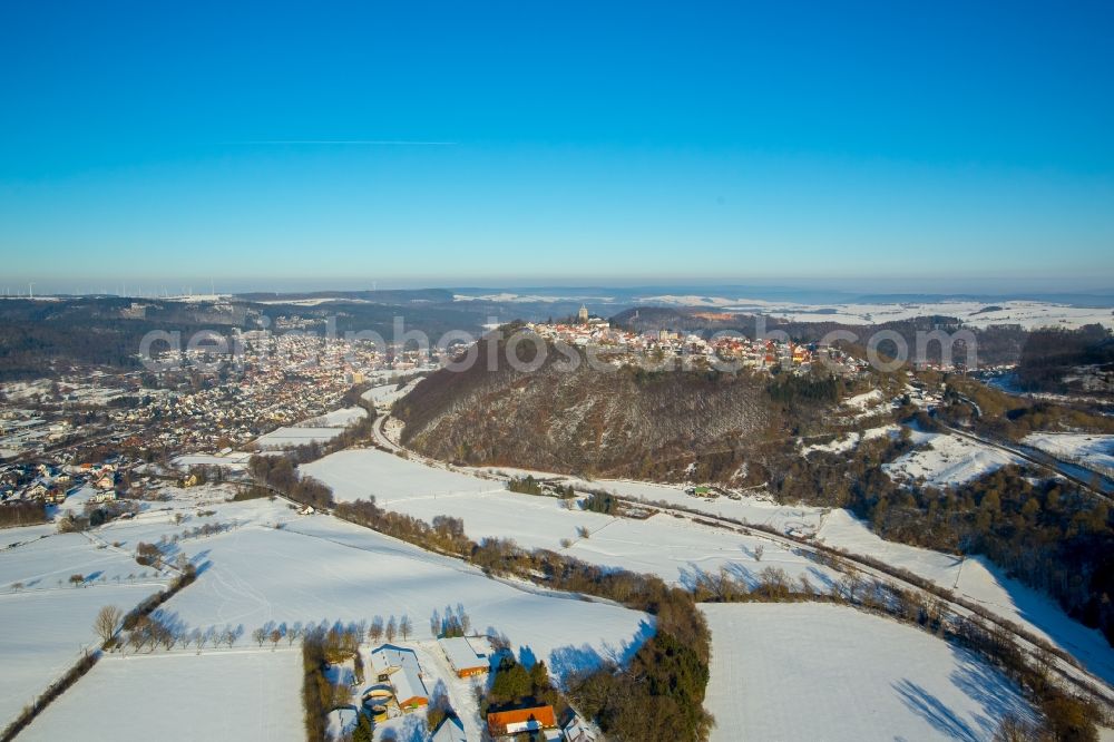 Aerial photograph Marsberg - Wintry snowy townscape with streets and houses of the residential areas in the district Obermarsberg in Marsberg in the state North Rhine-Westphalia