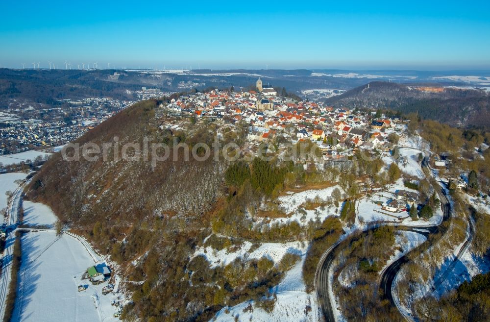 Aerial photograph Marsberg - Wintry snowy townscape with streets and houses of the residential areas in the district Obermarsberg in Marsberg in the state North Rhine-Westphalia