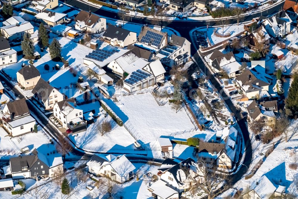 Aerial photograph Arnsberg - Wintry snowy townscape with streets and houses of the residential areas in the district Rumbeck in Arnsberg in the state North Rhine-Westphalia