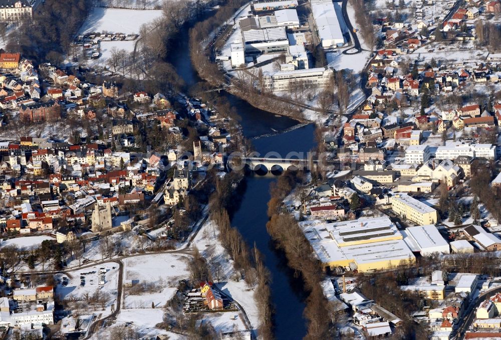 Aerial image Saalfeld/Saale - Wintry snowy townscape with streets and houses of the residential areas in Saalfeld/Saale in the state Thuringia