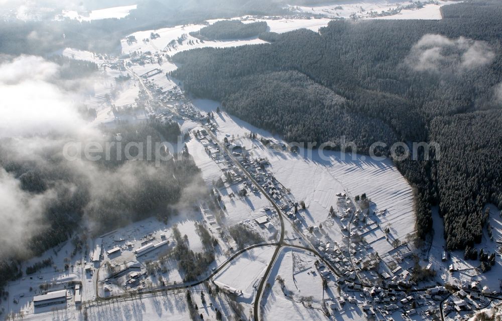 Aerial photograph Scheibe-Alsbach - Wintry snowy townscape with streets and houses of the residential areas in Scheibe-Alsbach in the state Thuringia