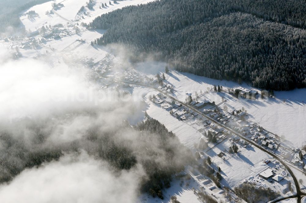 Scheibe-Alsbach from above - Wintry snowy townscape with streets and houses of the residential areas in Scheibe-Alsbach in the state Thuringia