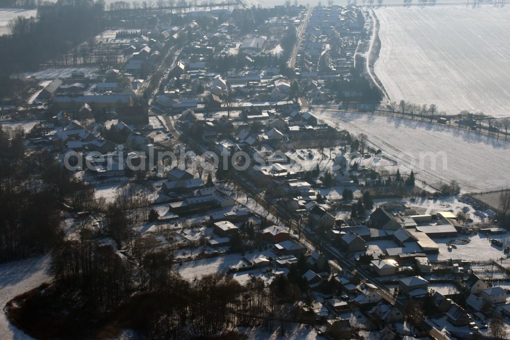 Aerial photograph - Wintry snowy townscape of Schoenfliess Bergfelder Chaussee corner Dorfstrasse and houses of the residential areas in Muehlenbecker Land in the state Brandenburg