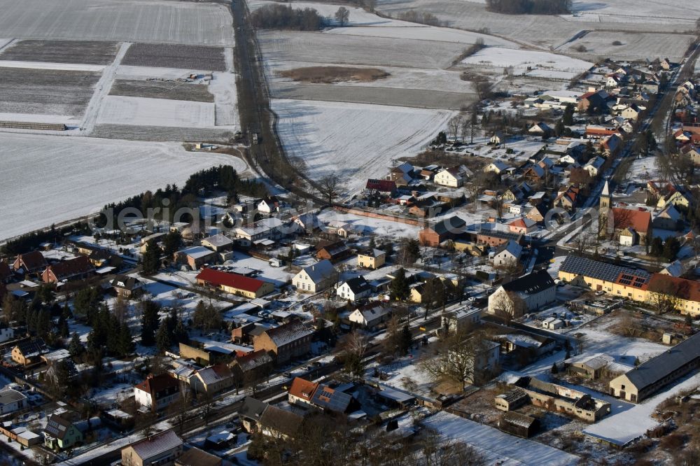 Mühlenbecker Land from above - Wintry snowy townscape of Schoenfliess Bergfelder Chaussee corner Dorfstrasse with houses of the residential areas in Muehlenbecker Land in the state Brandenburg