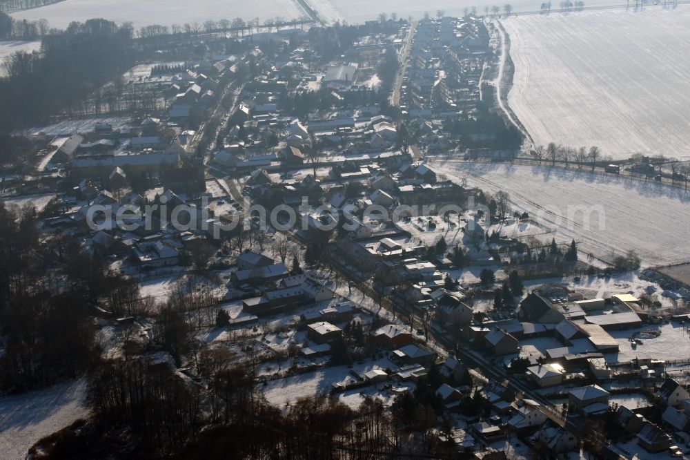 Aerial image Mühlenbecker Land - Wintry snowy townscape of Schoenfliess Bergfelder Chaussee corner Dorfstrasse with houses of the residential areas in Muehlenbecker Land in the state Brandenburg