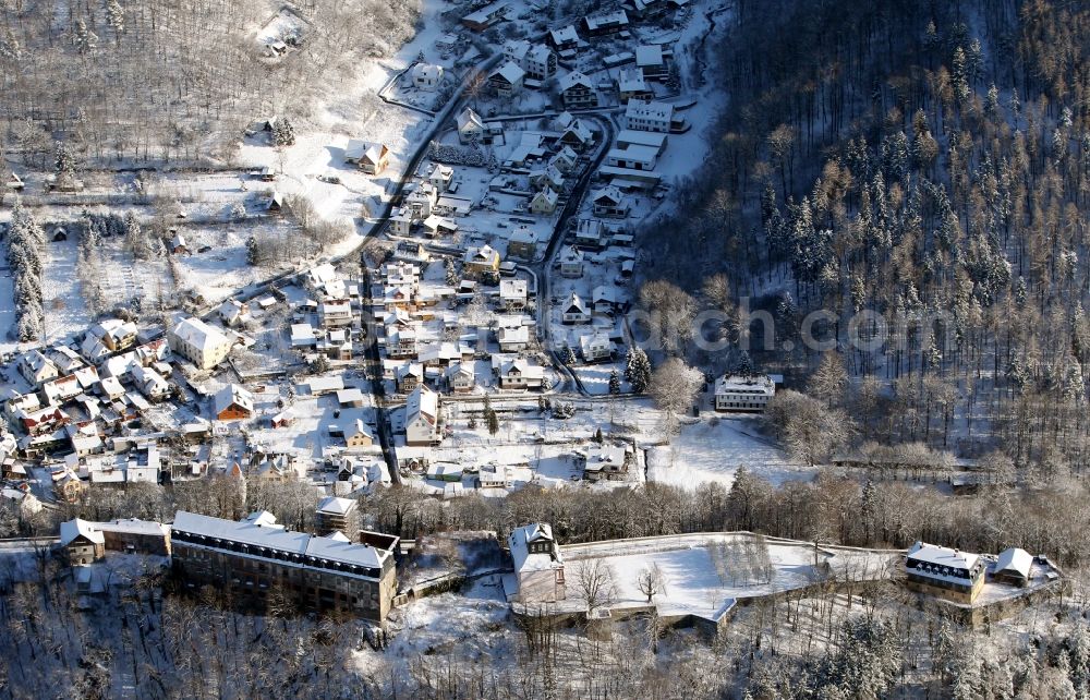 Aerial photograph Schwarzburg - Wintry snowy townscape with streets and houses of the residential areas in Schwarzburg in the state Thuringia