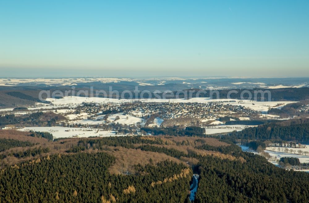 Aerial photograph Warstein - Wintry snowy townscape with streets and houses of the residential areas in Warstein in the state North Rhine-Westphalia