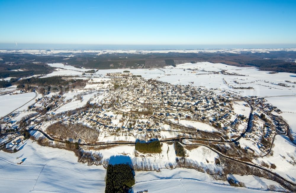 Aerial photograph Warstein - Wintry snowy townscape with streets and houses of the residential areas in Warstein in the state North Rhine-Westphalia