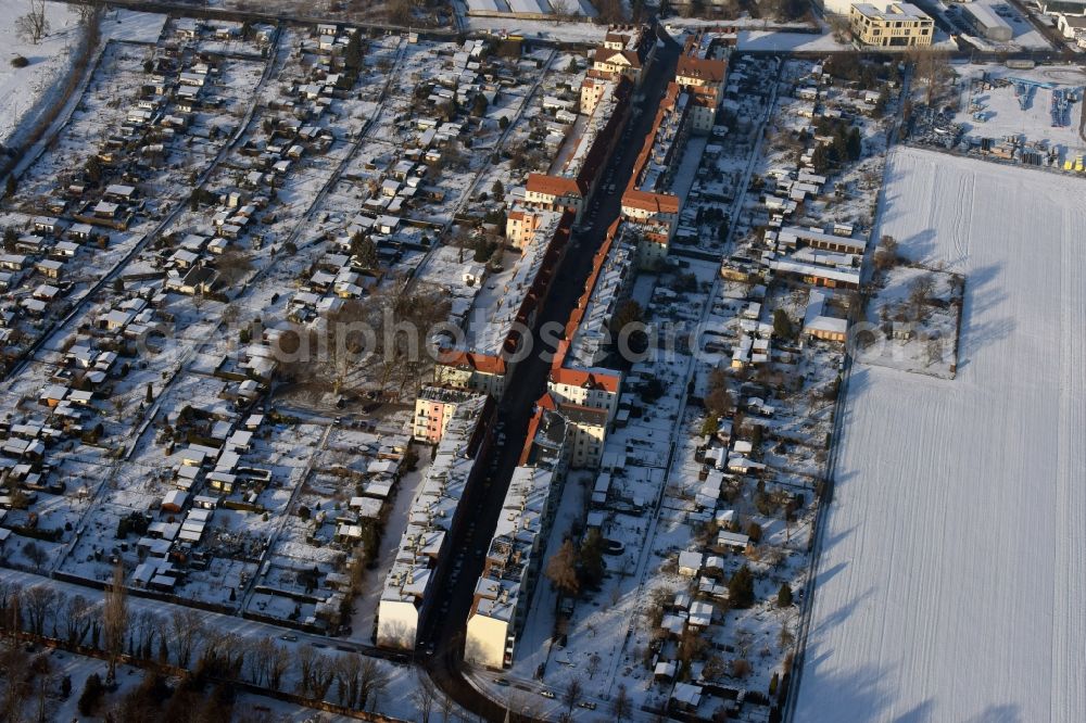 Aerial photograph Magdeburg - Winterly snowy parcels of the small garden Sonnenhain e.V. along a multi-family house settlement in Otto-Richter-Strasse in Magdeburg in the state Saxony-Anhalt