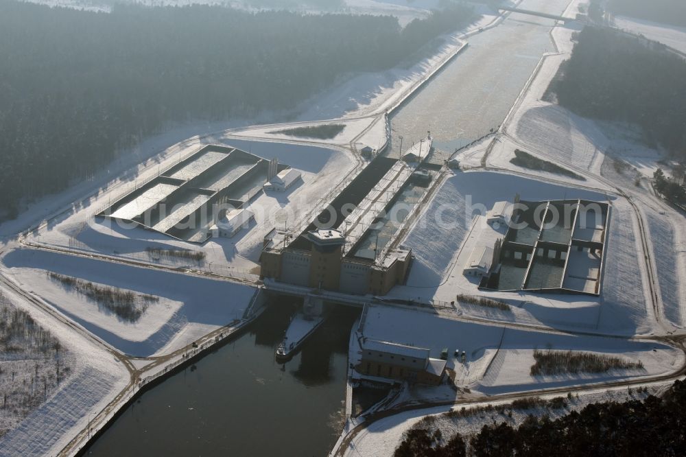 Aerial image Hohenwarthe - Wintry snowy locks - plants on the banks of the waterway of the Elbe-Havel-Kanales in Hohenwarthe in the state Saxony-Anhalt