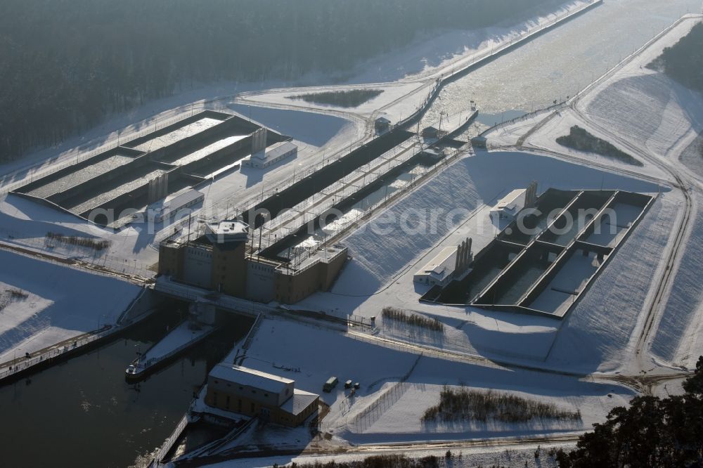 Aerial photograph Hohenwarthe - Wintry snowy locks - plants on the banks of the waterway of the Elbe-Havel-Kanales in Hohenwarthe in the state Saxony-Anhalt