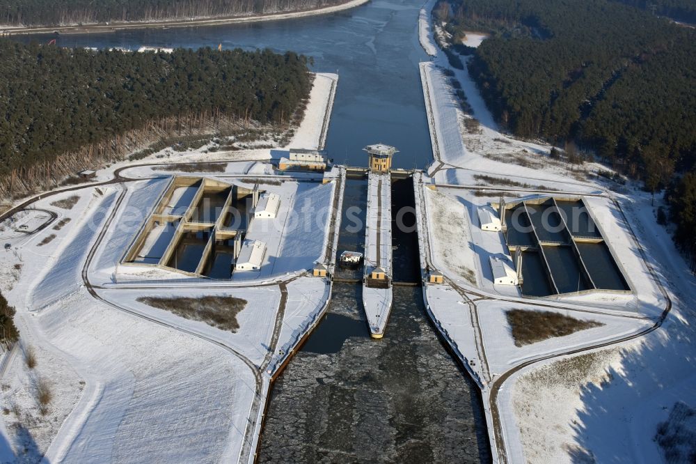 Hohenwarthe from the bird's eye view: Wintry snowy locks - plants on the banks of the waterway of the Elbe-Havel-Kanales in Hohenwarthe in the state Saxony-Anhalt