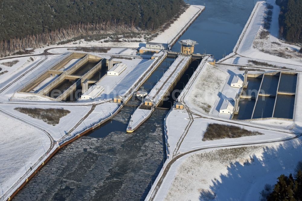 Aerial image Hohenwarthe - Wintry snowy locks - plants on the banks of the waterway of the Elbe-Havel-Kanales in Hohenwarthe in the state Saxony-Anhalt