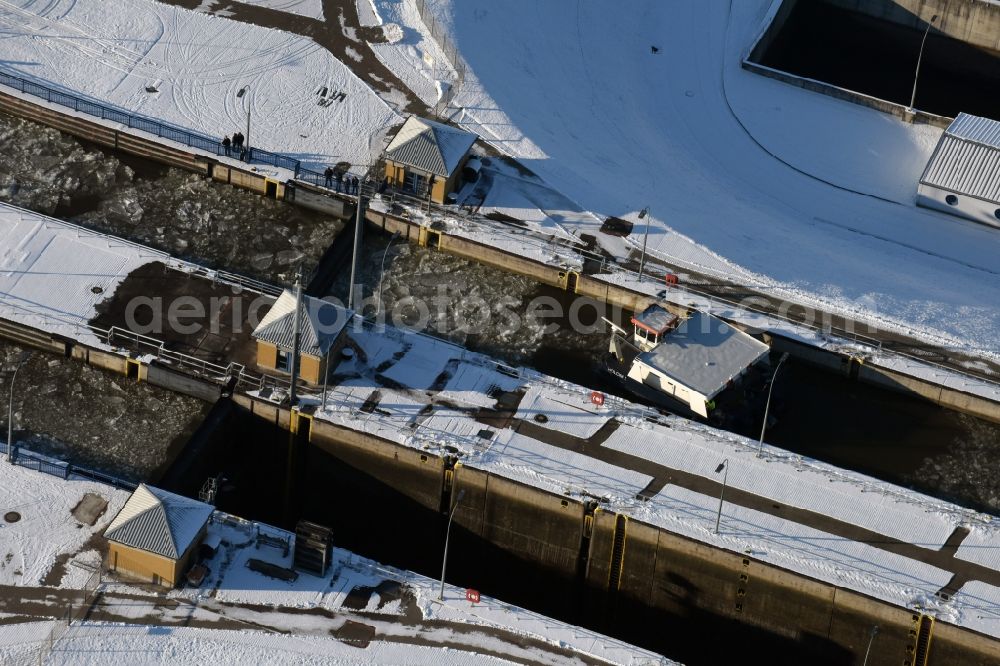 Hohenwarthe from the bird's eye view: Wintry snowy locks - plants on the banks of the waterway of the Elbe-Havel-Kanales in Hohenwarthe in the state Saxony-Anhalt