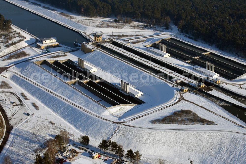 Hohenwarthe from the bird's eye view: Wintry snowy locks - plants on the banks of the waterway of the Elbe-Havel-Kanales in Hohenwarthe in the state Saxony-Anhalt