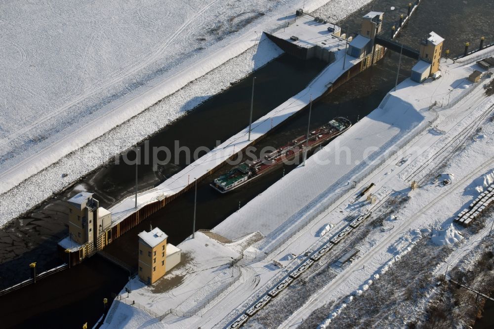 Aerial photograph Magdeburg - Wintry snowy locks - plants on the banks of the waterway of the Abstiegskanal Rothensee in Magdeburg in the state Saxony-Anhalt