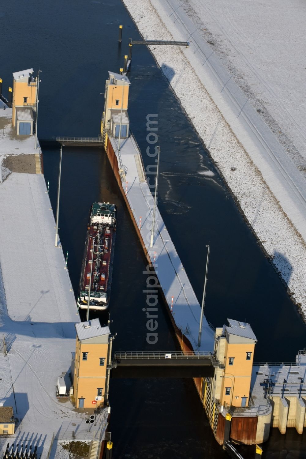 Aerial image Magdeburg - Wintry snowy locks - plants on the banks of the waterway of the Abstiegskanal Rothensee in Magdeburg in the state Saxony-Anhalt