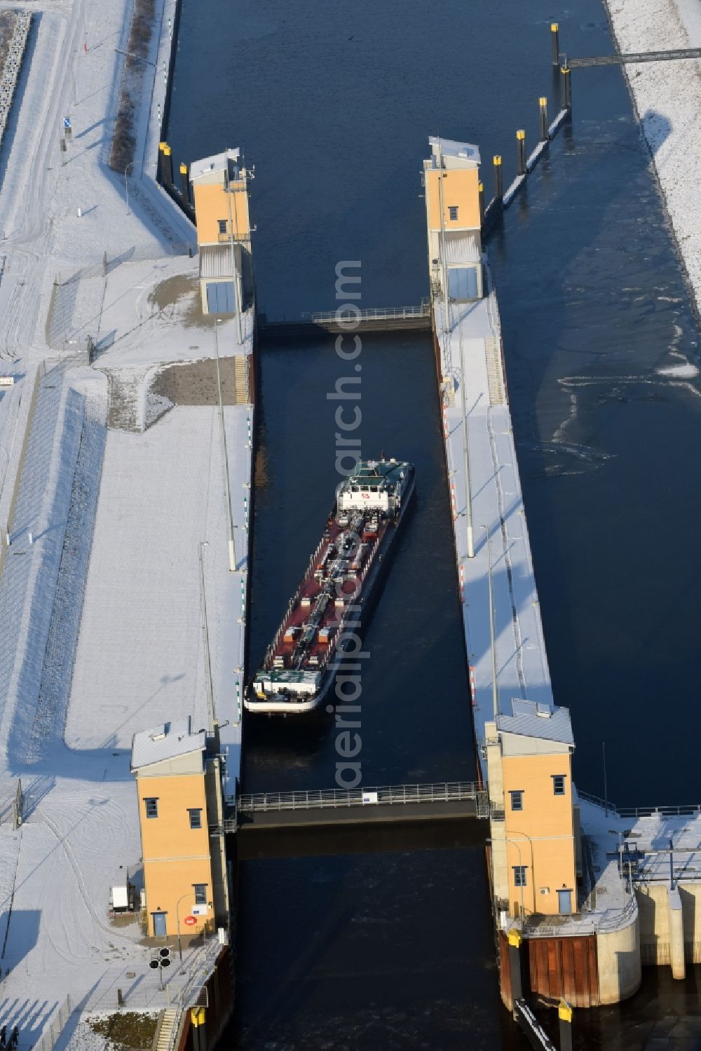 Aerial photograph Magdeburg - Wintry snowy locks - plants on the banks of the waterway of the Abstiegskanal Rothensee in Magdeburg in the state Saxony-Anhalt