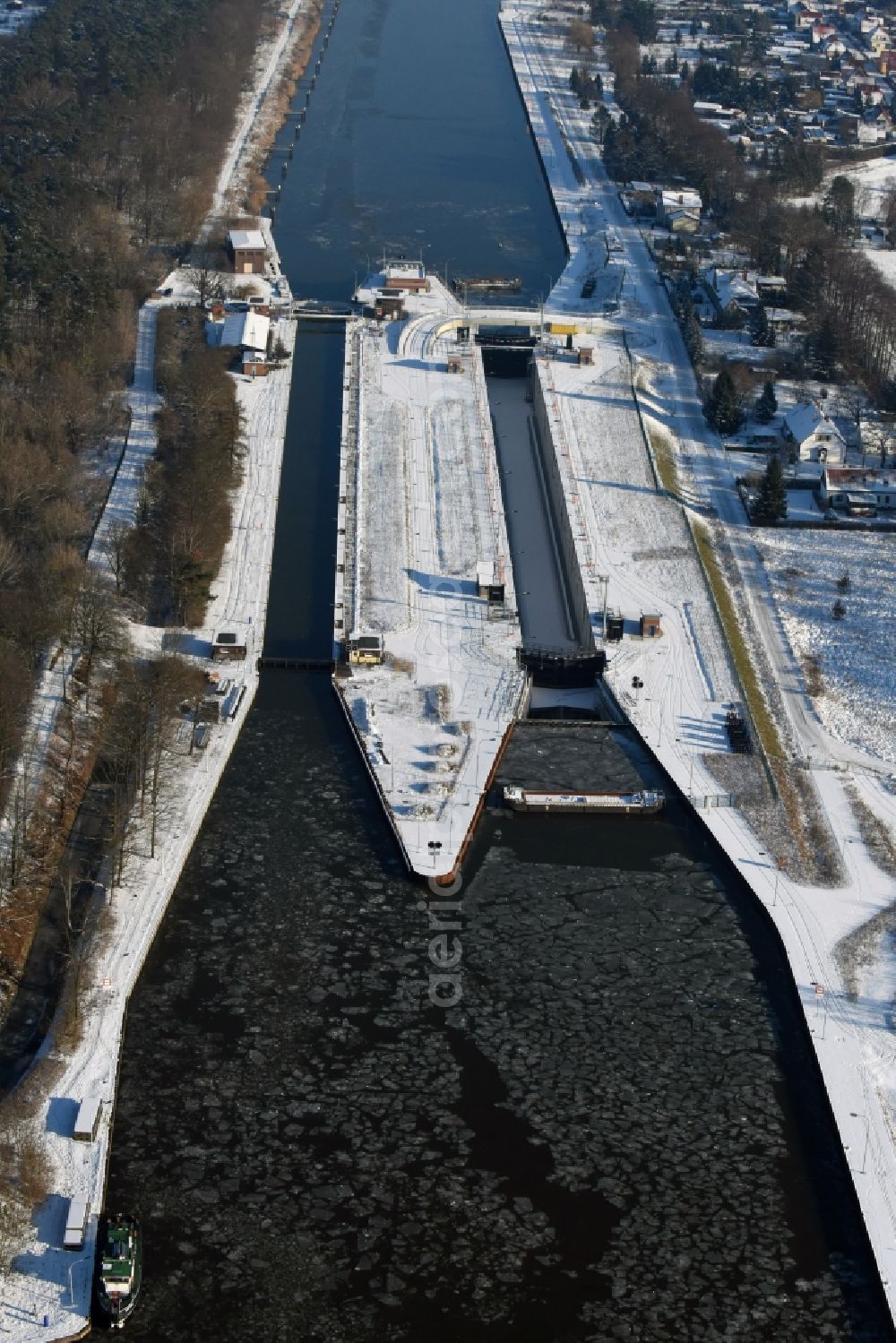 Wusterwitz from the bird's eye view: Locks - plants on the banks of the waterway of the Elbe-Havel-Kanales in Wusterwitz in the state Brandenburg