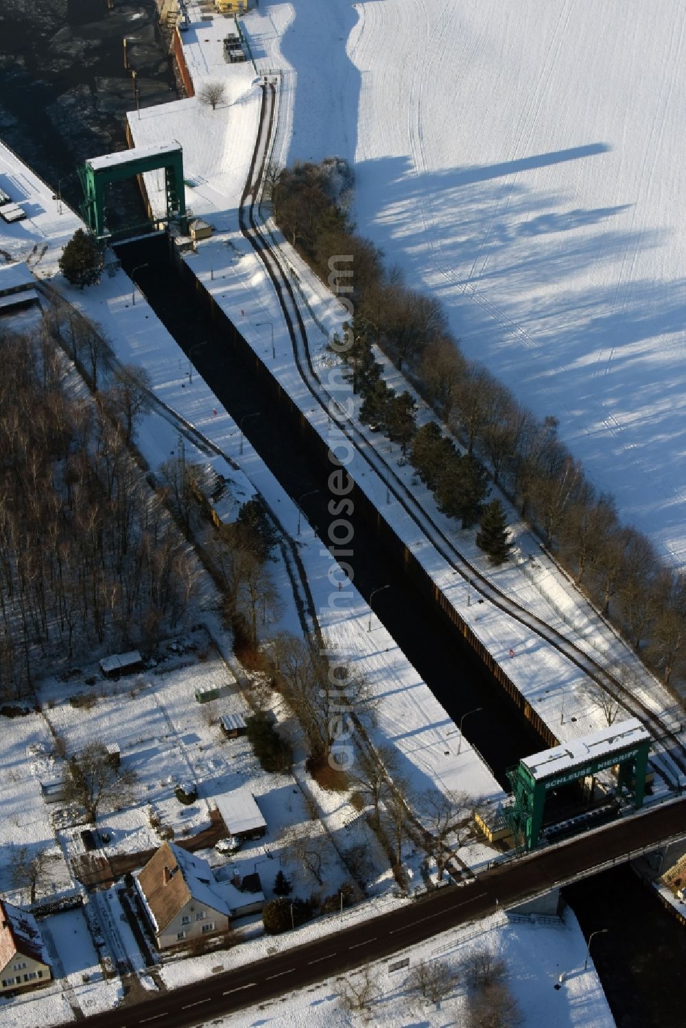 Aerial photograph Niegripp - Wintry snowy Schleusenanlagen on the banks of the waterway connecting channel in Niegripp in Saxony-Anhalt