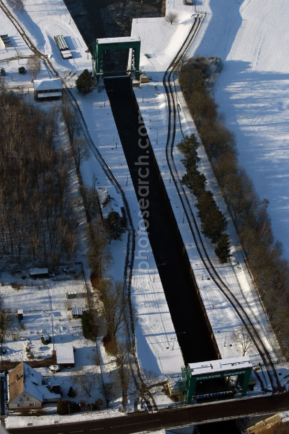 Niegripp from above - Wintry snowy Schleusenanlagen on the banks of the waterway connecting channel in Niegripp in Saxony-Anhalt