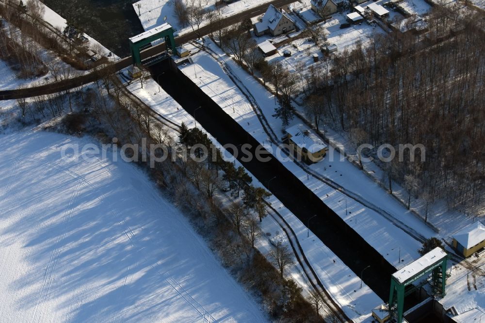 Niegripp from the bird's eye view: Wintry snowy Schleusenanlagen on the banks of the waterway connecting channel in Niegripp in Saxony-Anhalt