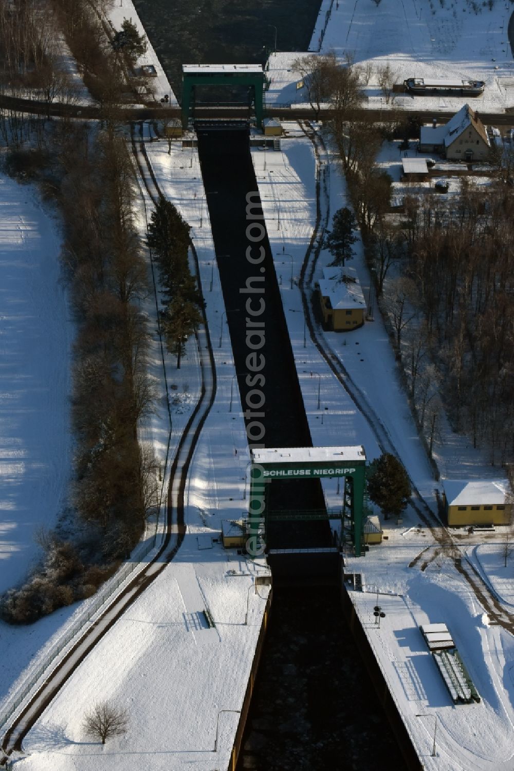 Aerial photograph Niegripp - Wintry snowy Schleusenanlagen on the banks of the waterway connecting channel in Niegripp in Saxony-Anhalt