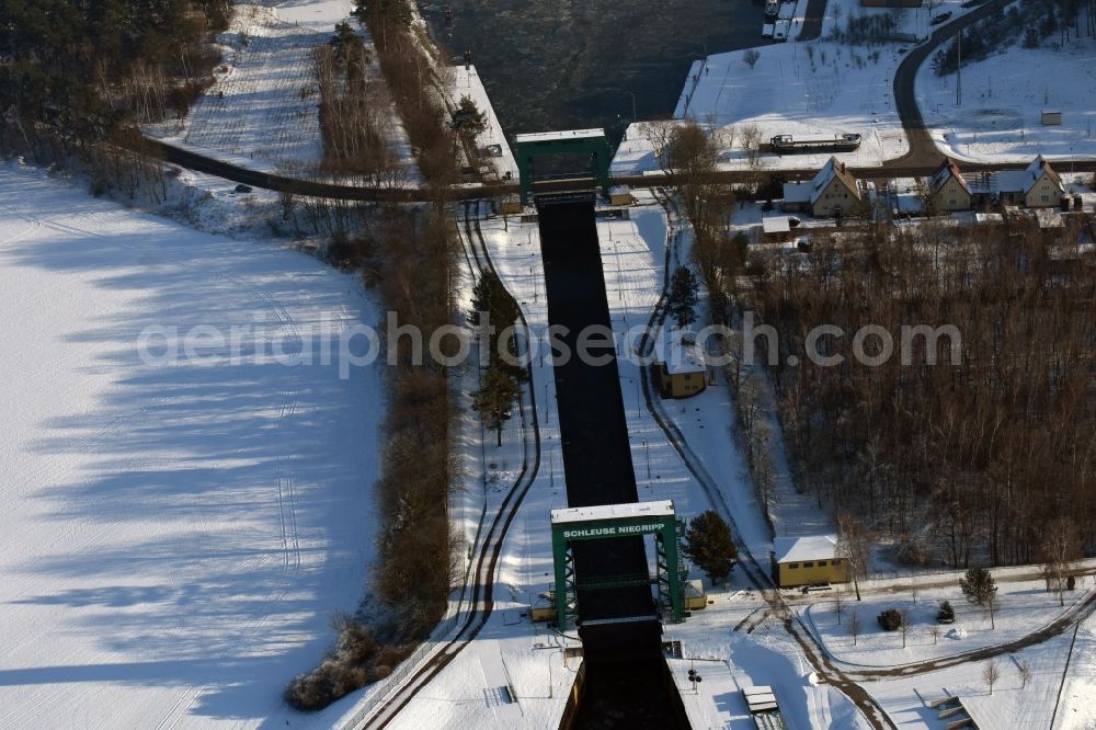 Niegripp from above - Wintry snowy Schleusenanlagen on the banks of the waterway connecting channel in Niegripp in Saxony-Anhalt