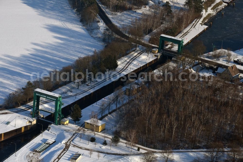 Niegripp from the bird's eye view: Wintry snowy Schleusenanlagen on the banks of the waterway connecting channel in Niegripp in Saxony-Anhalt