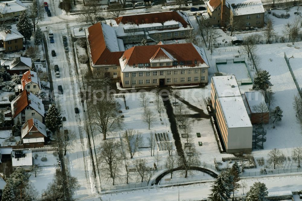 Berlin from the bird's eye view: Winterly snowy school building of the BEST Sabel primary school in Erich Baron Weg in Berlin in Germany