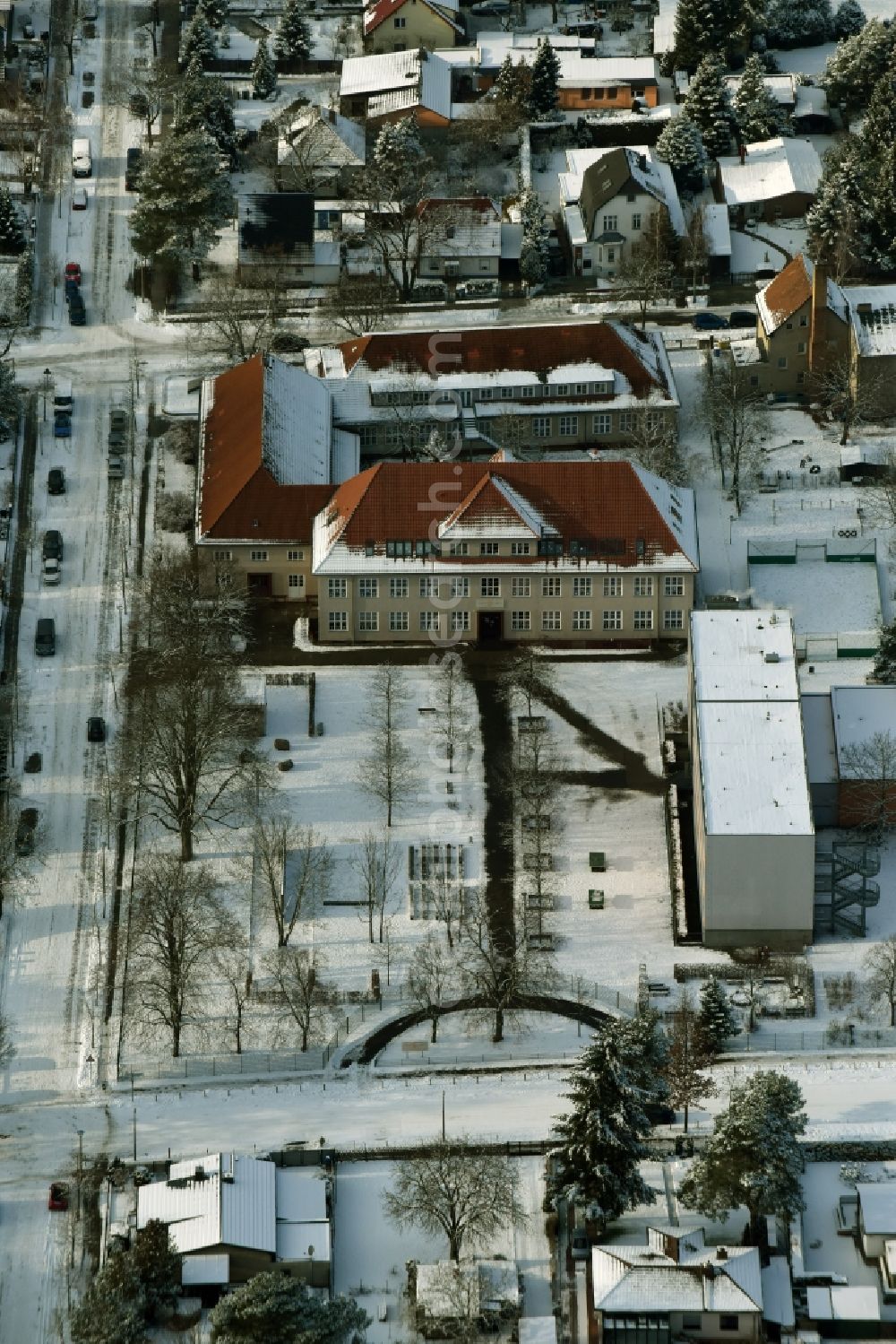 Aerial image Berlin - Winterly snowy school building of the BEST Sabel primary school in Erich Baron Weg in Berlin in Germany