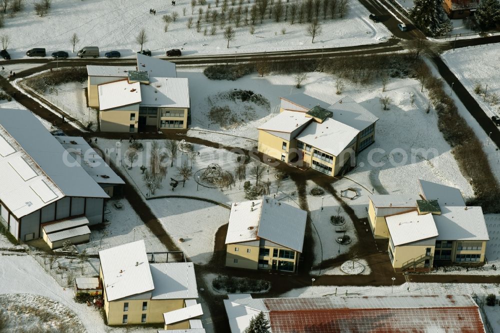 Aerial image Hoppegarten - School building of the Peter Joseph Lenné comprehensive school with primary school and school yard in Hoppegarten in the state Brandenburg