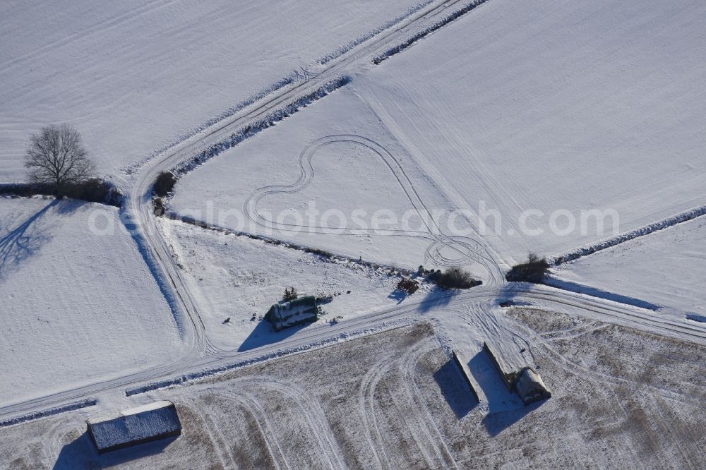 Landolfshausen from the bird's eye view: Wintery snow- covered structures on agricultural fields in the district Hannover Metropolitan Area in Landolfshausen in the state Lower Saxony