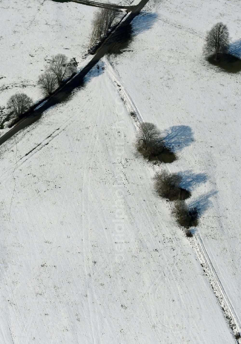 Tann (Rhön) from the bird's eye view: Wintery snow- covered structures on agricultural fields in Tann (Rhoen) in the state Hesse