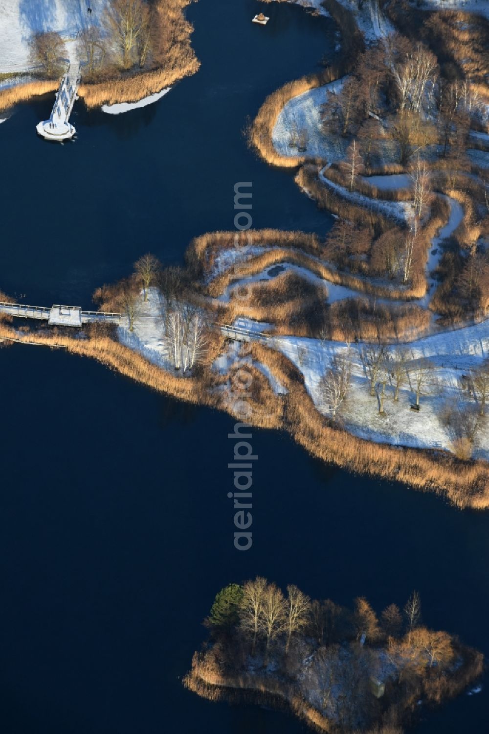 Aerial photograph Berlin - Wintry snowy lake area of Hauptsee in the recreation park Britz Garden in Berlin, Germany