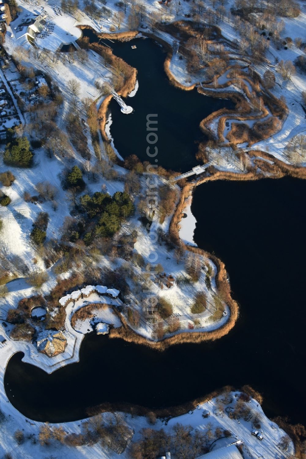 Aerial photograph Berlin - Wintry snowy lake area of Hauptsee in the recreation park Britz Garden in Berlin, Germany