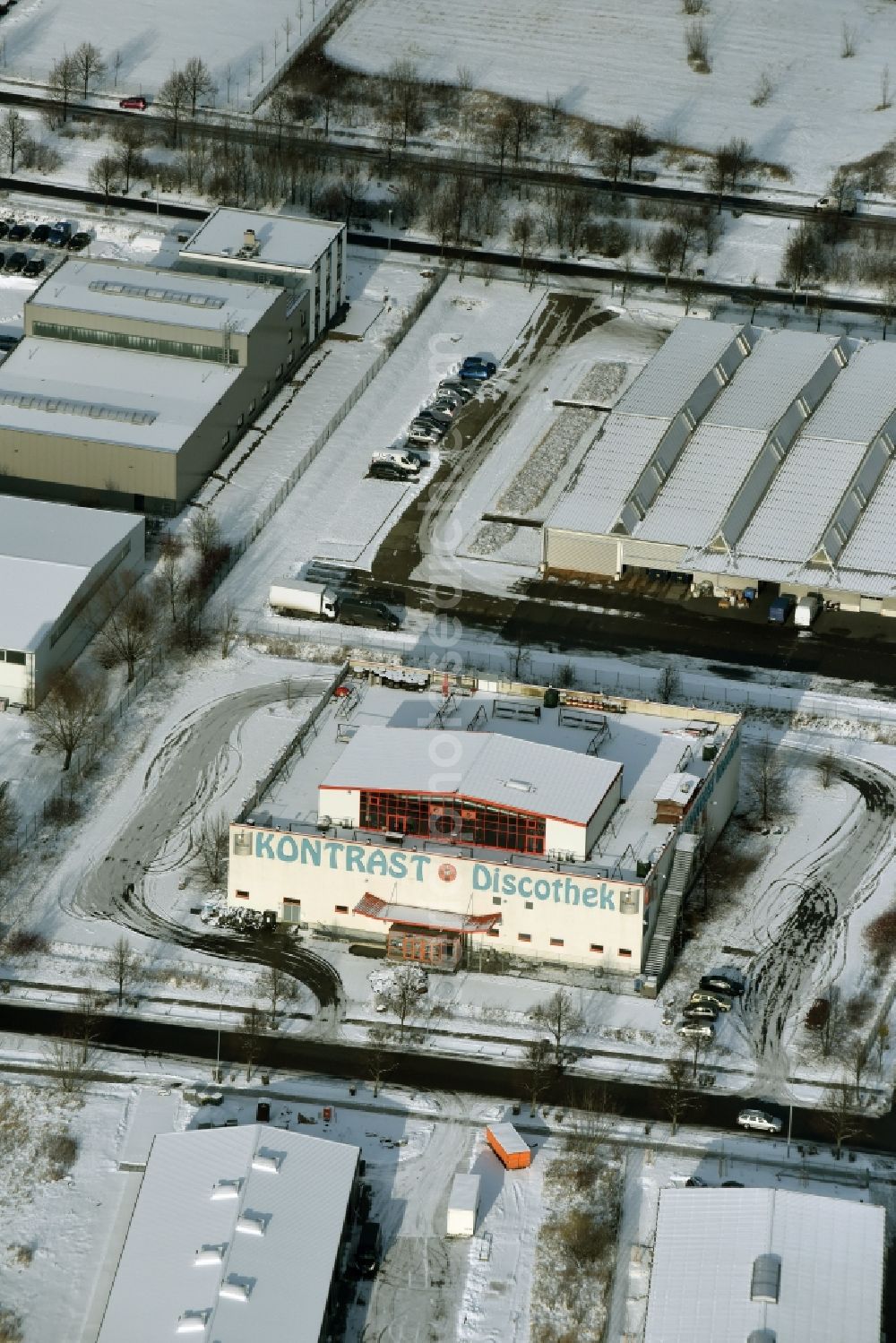 Aerial image Hoppegarten - Winterly snowy building of the indoor arena Kontraste Hochzeitssalon in Hoppegarten in the state Brandenburg. This indoor arena was formerly a disco