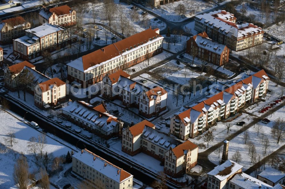 Aerial photograph Burg - Winterly snowy administrative building of the city as well as buildings of the local Court, the youth welfare office and the land office in Burg in the state Saxony-Anhalt