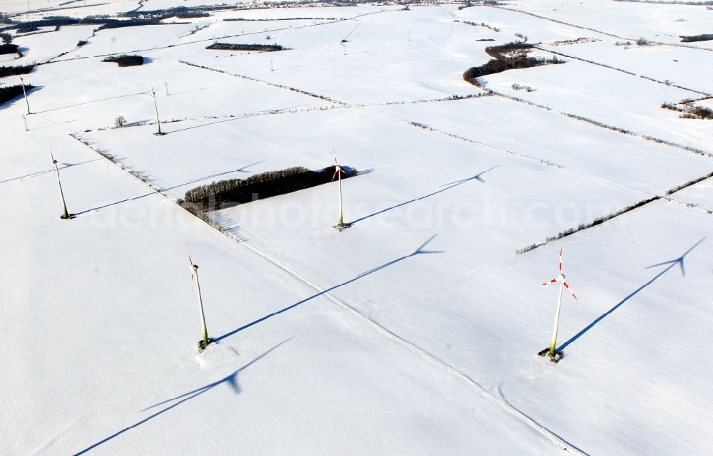 Aerial photograph Bösleben-Wüllersleben - Wintry snowy wind turbine windmills on a field in Boesleben-Wuellersleben in the state Thuringia