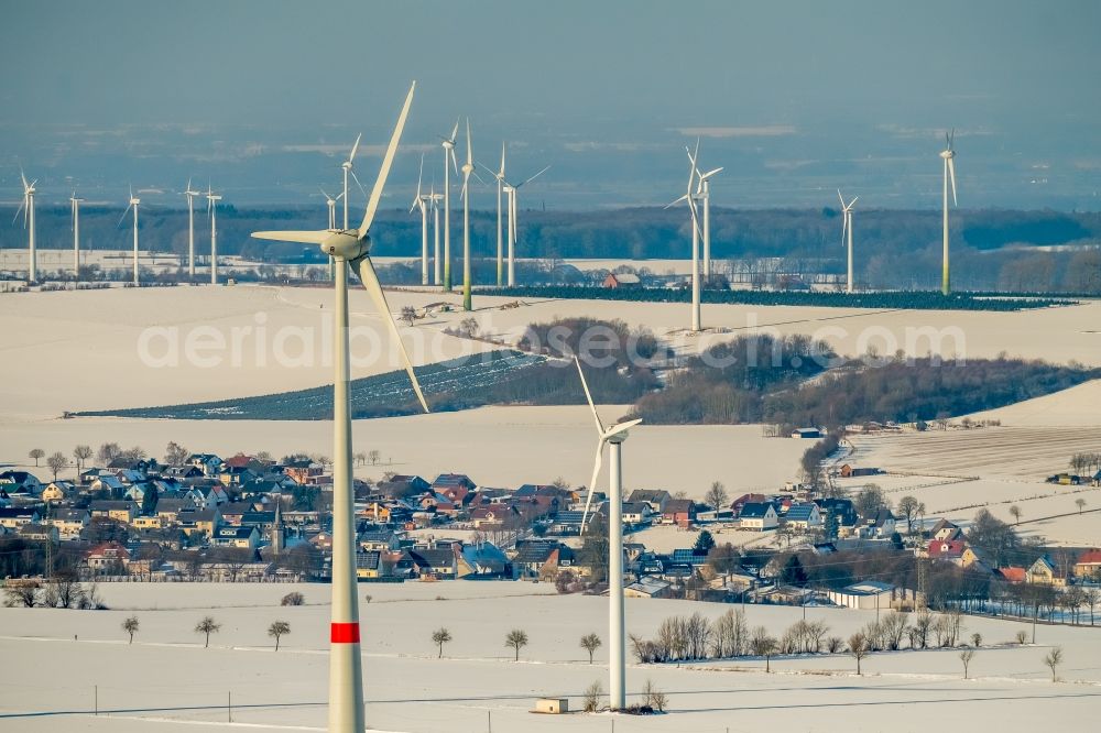 Aerial photograph Rüthen - Wintry snowy wind turbine windmills on a field in Ruethen in the state North Rhine-Westphalia