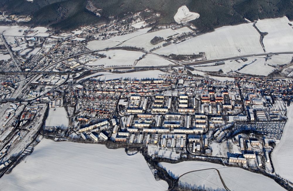 Saalfeld/Saale from above - Wintry snowy townscape with streets and houses of the residential areas Gorndorfer Strasse in Saalfeld/Saale in the state Thuringia