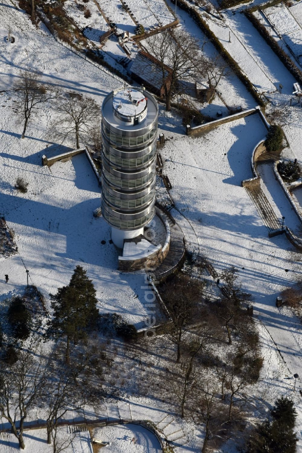 Aerial photograph Brandenburg an der Havel - Wintry snowy Observation tower Friedendswarte in the park Marienberg in Brandenburg an der Havel in the state Brandenburg