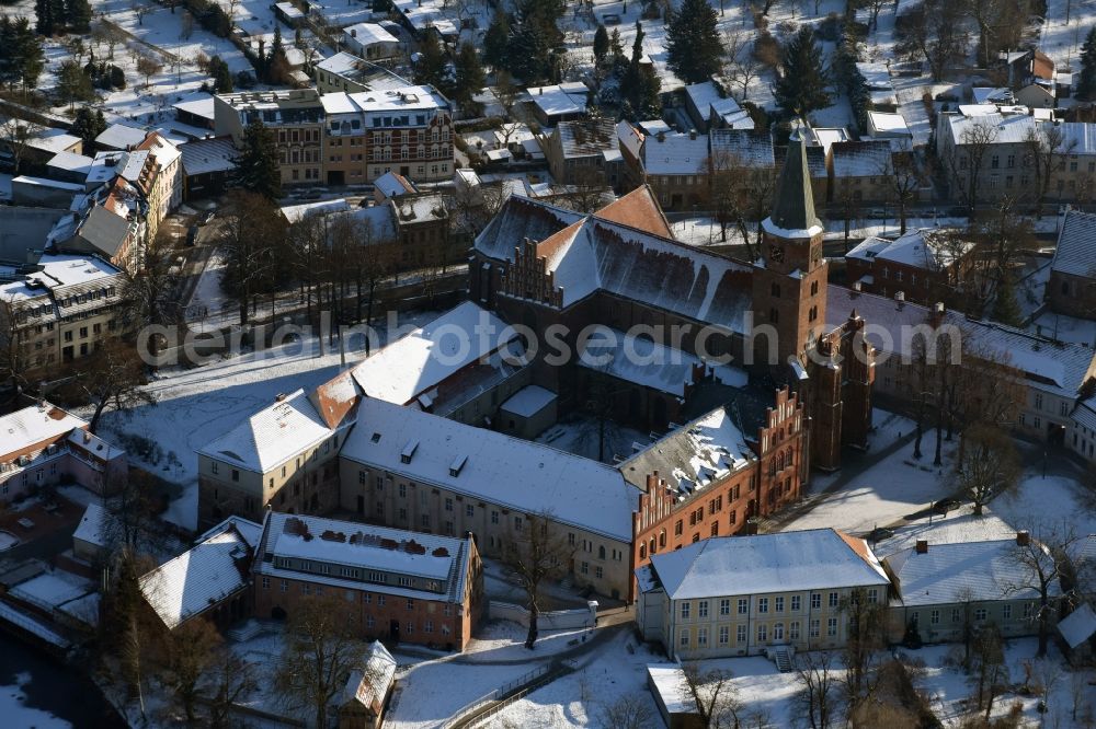 Aerial photograph Brandenburg an der Havel - WInterly snowy cathedral of St. Peter and Paul at the Burghof in Brandenburg an der Havel in the state of Brandenburg